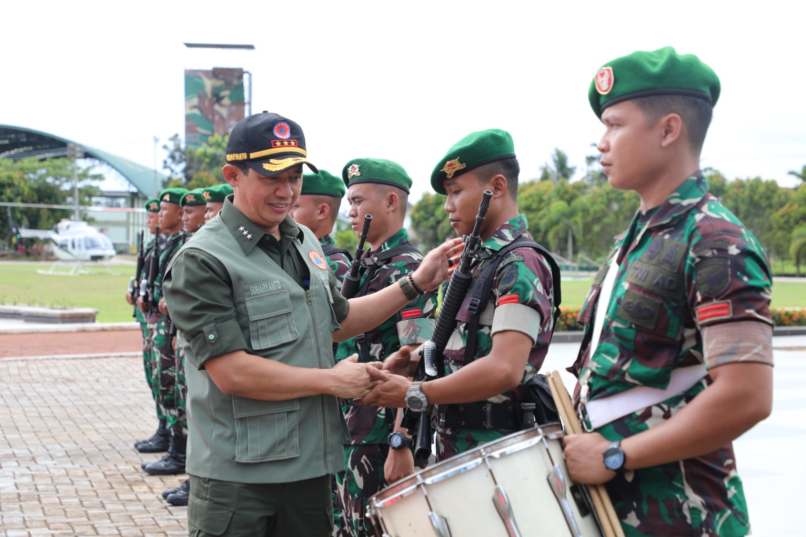 Kepala BNPB Letjen TNI Suharyanto, S.Sos., M.M (kiri dengan rompi hijau dan topi hitam) berjabat tangan dengan personel TNI Angkatan Darat di Kodam XII/Tanjungpura, Kalimantan Barat, Rabu (20/9).